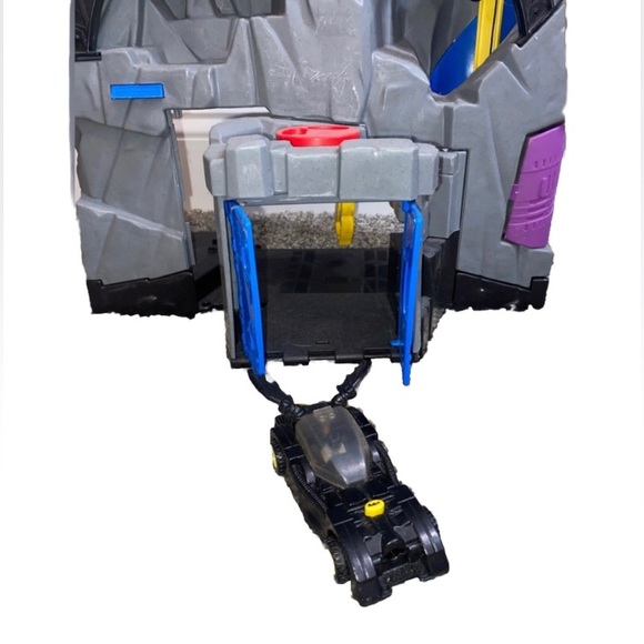Imaginex- “Batman Lair” and Batmobile Playset - Picture 7 of 7